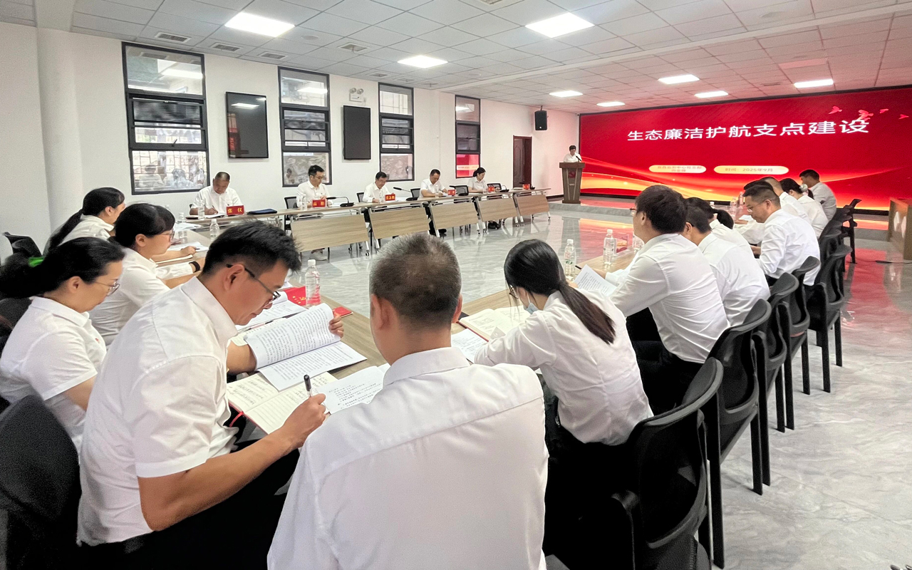 9.全体党员认真聆听学习记笔记.jpg