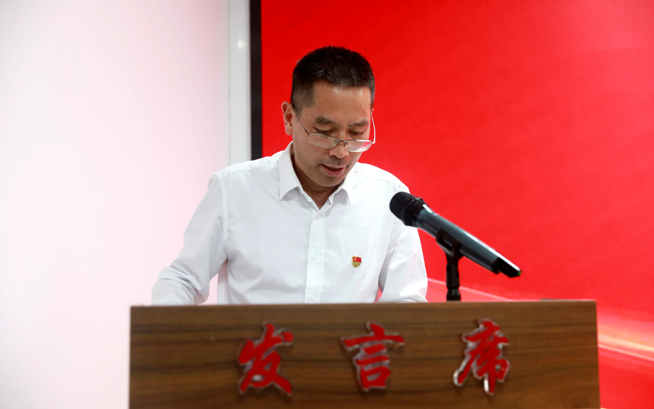 7.宜昌监测中心综合室主任王少波领学.jpg