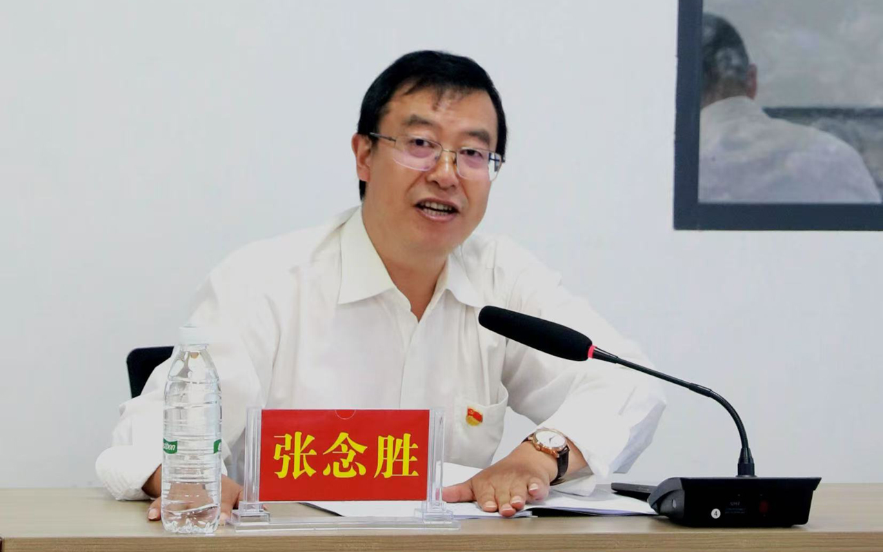 3.恩施州监测中心党支部书记张念胜主持会议.jpg